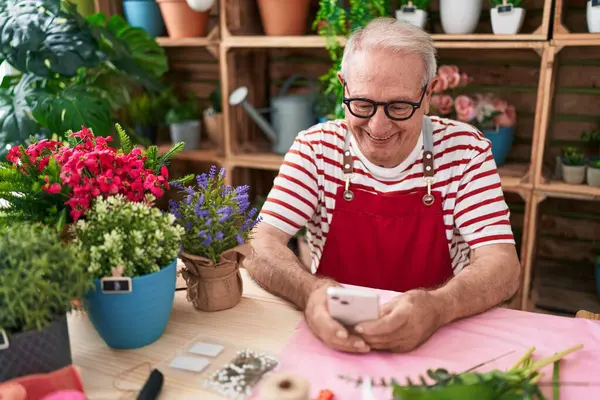 Florista Hombre Pelo Gris Mediana Edad Sonriendo Confiado Usando Teléfono Fotos de stock libres de derechos