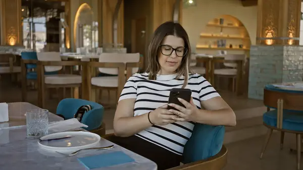 Junge Frau Nutzt Smartphone Modernem Restaurant Und Präsentiert Technik Lifestyle Stockbild