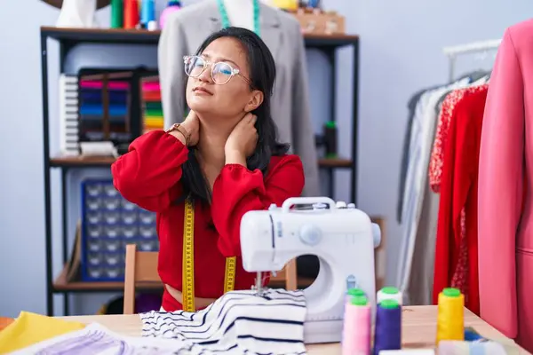 Молодая Китайская Женщина Портной Подчеркнул Используя Швейную Машину Ателье Лицензионные Стоковые Изображения