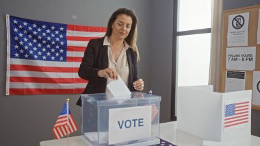 Birleşik Devletler 'deki bir seçim kurulunda kapalı alanda oy veren İspanyol kadın, demokrasi ve vatandaşlığı simgeliyor..