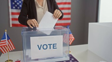 Amerikan seçimlerinde oy veren İspanyol bir kadın, kapalı alanda demokrasi ve vatandaşlık gösterisi yapıyor..
