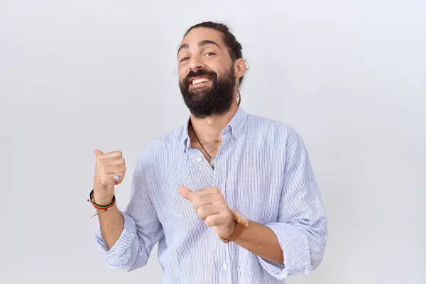 大胡子的西班牙裔男子 身穿休闲装 手背和大拇指朝后 自信地微笑着 — 图库照片