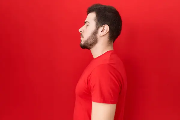 Giovane Uomo Ispanico Indossa Casual Shirt Rossa Cercando Lato Posa — Foto Stock