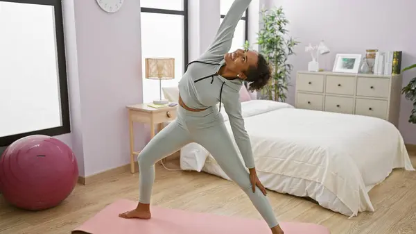 Afroamerikanerin Praktiziert Yoga Ihrem Modernen Schlafzimmer Und Drückt Darin Wellness — Stockfoto