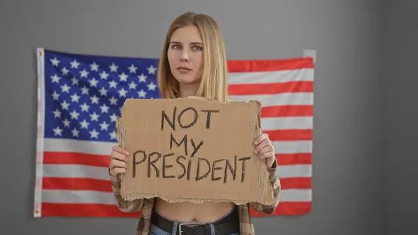 Caucasian Blonde Woman Holds Protest Sign American Flag Backdrop Conveying — Stock Photo, Image