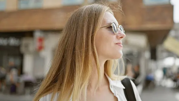 Donna Bionda Con Occhiali Sole Posa All Aperto Ambiente Urbano — Foto Stock