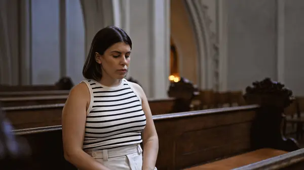 Nuori Kaunis Latinonainen Istuu Kirkon Penkillä Augustinian Kirkossa Wienissä — kuvapankkivalokuva