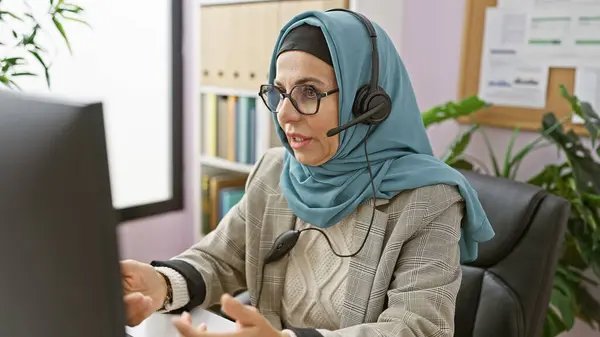 Mujer Profesional Que Usa Hijab Con Auriculares Entorno Oficina Moderno —  Fotos de Stock