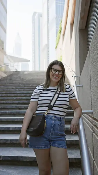 Una Joven Sonriente Ropa Casual Con Gafas Encuentra Las Escaleras —  Fotos de Stock