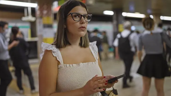 Förbluffande Hispanic Kvinna Glasögon Står Vid Tunnelbanestationen Förutse Hennes Tunnelbana — Stockfoto