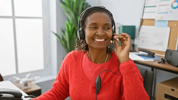 Usmívající Africká Žena Sluchátky Moderním Kancelářském Pracovišti — Stock fotografie