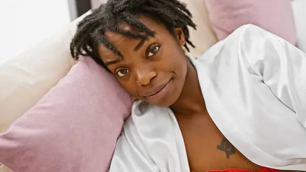 Portret Van Een Ontspannen Jonge Zwarte Vrouw Met Dreadlocks Liggend — Stockfoto