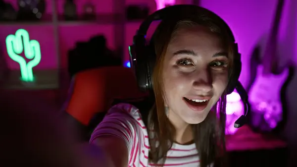 一个年轻的女人在一个充满活力的游戏室里享受着她的夜晚 散发着积极的能量 — 图库照片