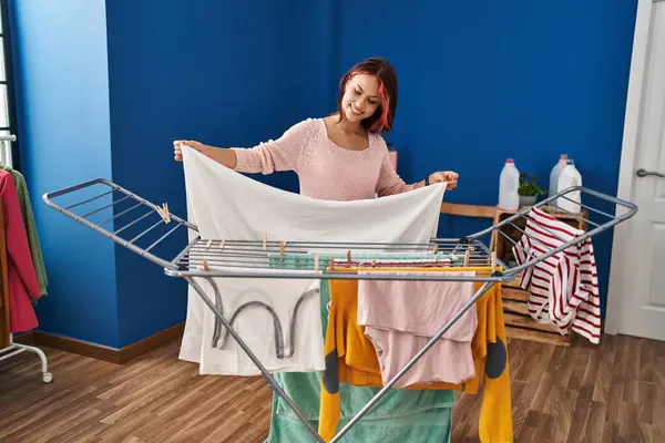 Mladá Běloška Žena Usmívá Sebevědomě Visí Oblečení Prádelní Šňůře Prádelně — Stock fotografie