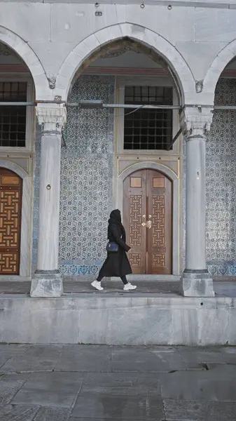 Una Mujer Camina Por Arquitectura Ornamentada Azulejos Del Palacio Topkapi —  Fotos de Stock