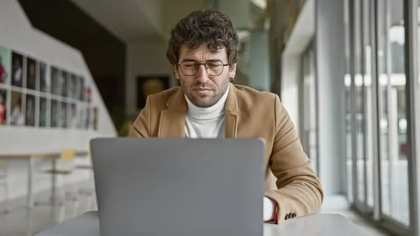 Focused Hispanic Man Beard Working Laptop Modern Office Setting Exuding — Stock Photo, Image