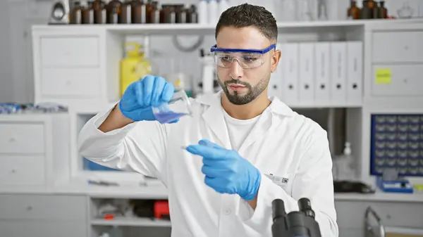 Man Lab Coat Examines Chemical Sample Hospital Laboratory — Stock Photo, Image