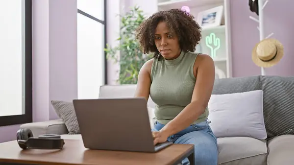 Evde Dizüstü Bilgisayarda Çalışan Afrikalı Amerikalı Kadın — Stok fotoğraf