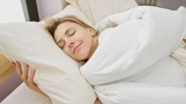 Serene Young Blonde Woman Sleeping Peacefully Bright Bedroom Embodying Relaxation — Stock Photo, Image