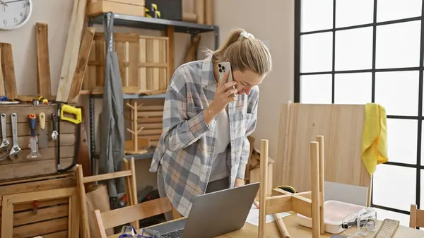 Young Woman Talks Phone Carpentry Workshop Surrounded Tools Woodwork Indoors — Stock Photo, Image
