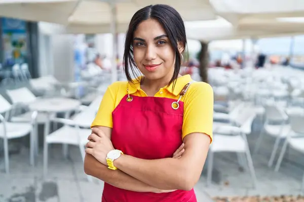 Νεαρή Όμορφη Αραβίδα Σερβιτόρα Χαμογελαστή Αυτοπεποίθηση Στέκεται Σταυρωμένα Χέρια Χειρονομία — Φωτογραφία Αρχείου