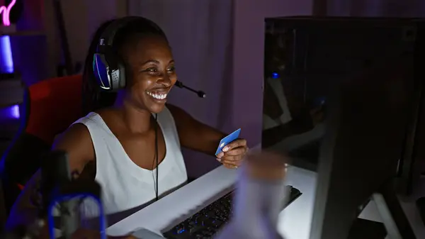 Smiling Woman Gaming Online Headset Holding Credit Card Dark Room — Stock Photo, Image