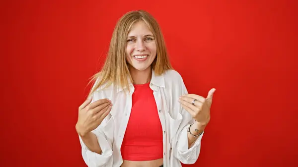 Eine Lächelnde Junge Blonde Frau Weißem Hemd Und Rotem Oberteil — Stockfoto