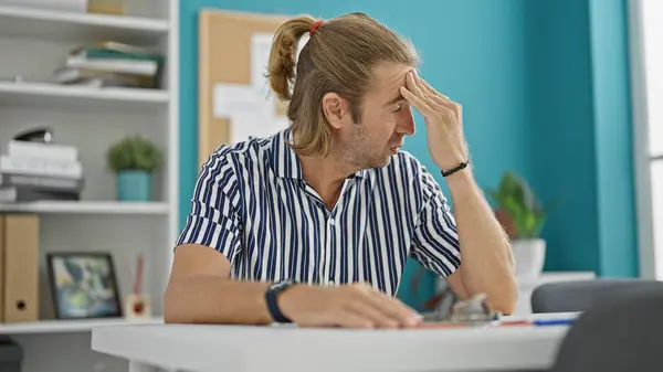 Çizgili Gömlekli Uzun Sarı Saçlı Stresli Bir Adam Modern Ofis — Stok fotoğraf