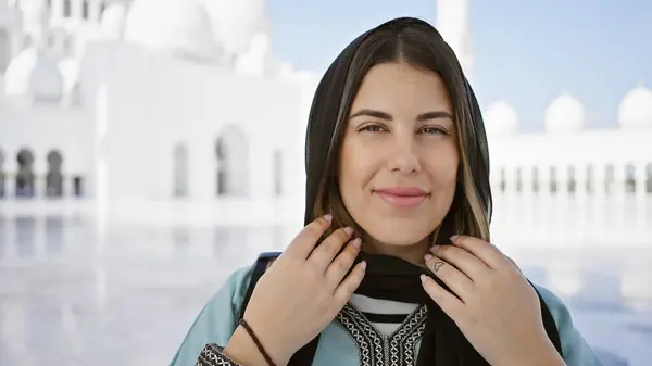Beautiful Young Adult Hispanic Woman Posing Grand Mosque Abu Dhabi — Stock Photo, Image