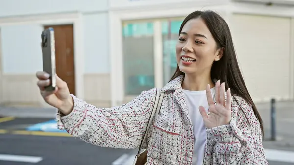 Glimlachende Jonge Aziatische Vrouw Zwaaien Terwijl Het Aangaan Van Een — Stockfoto