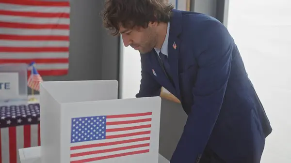 Hombre Hispano Votando Escenario Electoral Americano Con Fondo Bandera —  Fotos de Stock