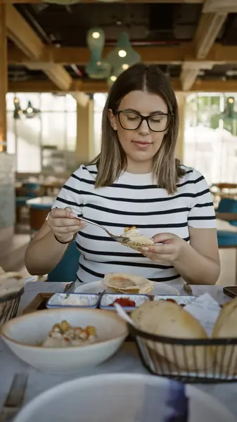 Genç Bir Kadın Modern Bir Kafede Taze Yiyeceklerle Sıradan Bir — Stok fotoğraf