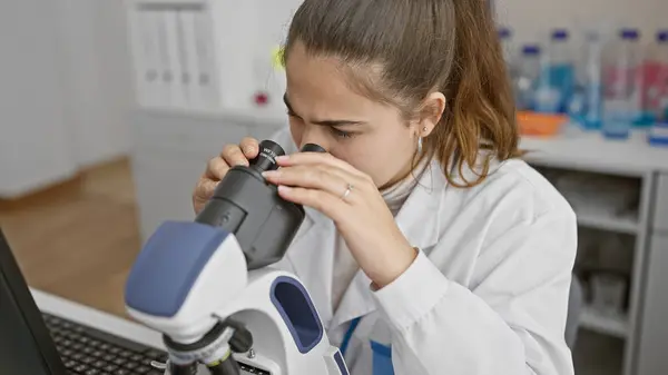 Unge Kvinneforskere Som Bruker Mikroskop Laboratoriemiljøer Viser Forskning Helsevesen – stockfoto