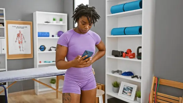 Donna Afroamericana Abbigliamento Sportivo Con Smartphone Nella Sala Riabilitazione Una — Foto Stock