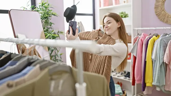 Młoda Kobieta Robi Selfie Nowoczesnej Garderobie Różnymi Kolorowymi Ubraniami Wiszącymi — Zdjęcie stockowe