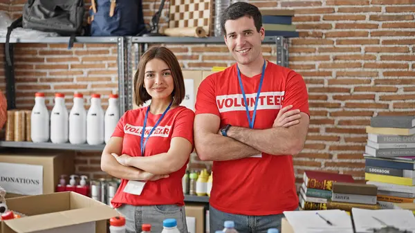 Voluntarios Voluntarias Sonriendo Confiados Pie Con Los Brazos Cruzados Gesto Imagen de stock