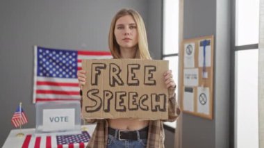 Oy verme ofisinde, demokrasi ve savunuculuğu sembolize eden Amerikan bayrağı taşıyan 