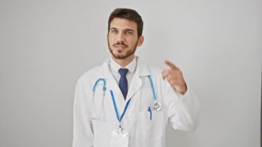 Neşeli genç İspanyol doktor, steteskop takarak kafasını özgüvenle gösteren bir 