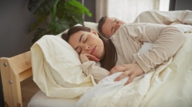 Sevgi dolu bir çift, rahat yatak odalarında sükuneti kucaklıyor, beraberlik ve huzur dolu bir anı yakalıyor..