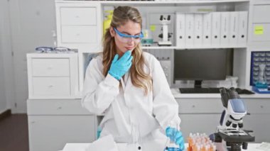 İlgi çekici bir portre, genç, güzel sarışın bilim adamı. Yüksek teknoloji laboratuvarında test tüpleriyle derinlemesine analiz yapıyor. Bilim, sağlık ve tıp alanında yenilikler yapıyor.