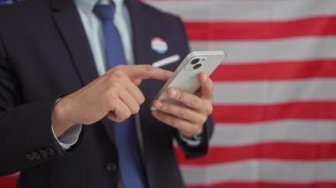 Amerikan bayrağı önünde takım elbiseli akıllı İspanyol adam, profesyonellik ve teknoloji sergiliyor..
