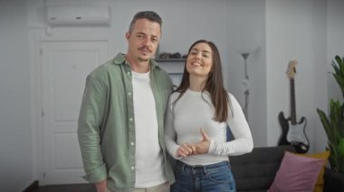 Sevecen erkek ve kadın samimi, modern bir oturma odasında kucaklaşıyorlar.