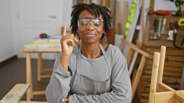 尤里卡 有信心的年轻黑人女人 一个有着可怕头发的木匠 快乐地工作着 并指出来 安全玻璃 满脸笑容 有主意 随时准备着提问 — 图库视频影像
