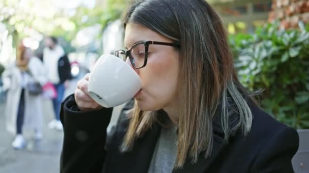 Młoda Dorosła Kobieta Pije Kawę Tętniącej Życiem Ulicy Stambule Ucieleśniając — Wideo stockowe