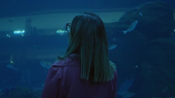 Une Jeune Femme Lunettes Émerveille Devant Vie Marine Dans Aquarium — Video