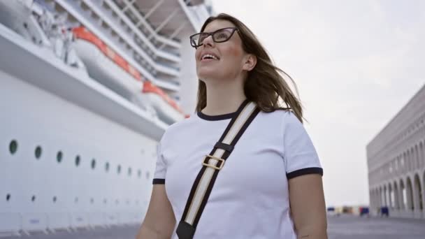 Mladá Žena Usmívá Palubě Luxusní Výletní Lodi Naráží Klidnou Plavbu — Stock video