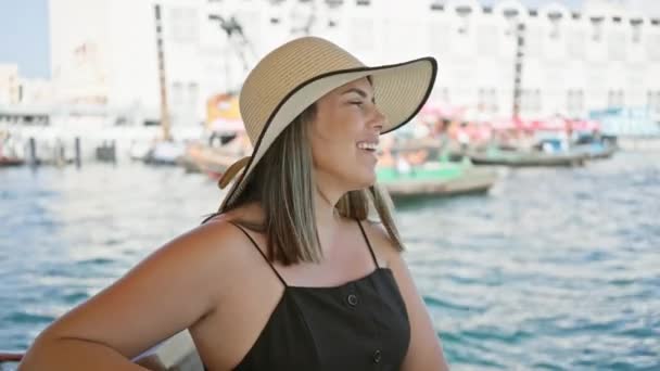 Улыбающаяся Женщина Шляпе Наслаждается Солнечным Днем Традиционной Лодке Дубай Крик — стоковое видео