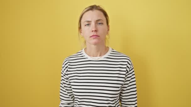 Attraktive Junge Blonde Frau Skeptischer Blick Ihr Unsicheres Gesicht Sarkastisch — Stockvideo