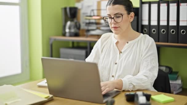 Businesswoman Using Laptop Modern Office — Stock Video
