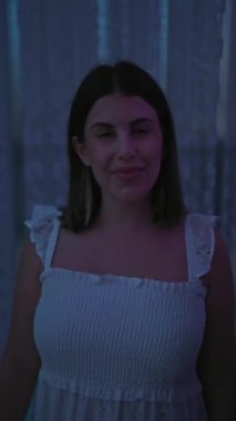 Gözlüklü güzel İspanyol kadın modern müzede fütüristik ışık sergisi açtı. Yaratıcılık ve mutluluğu ateşleyen bir sanat sergisi.